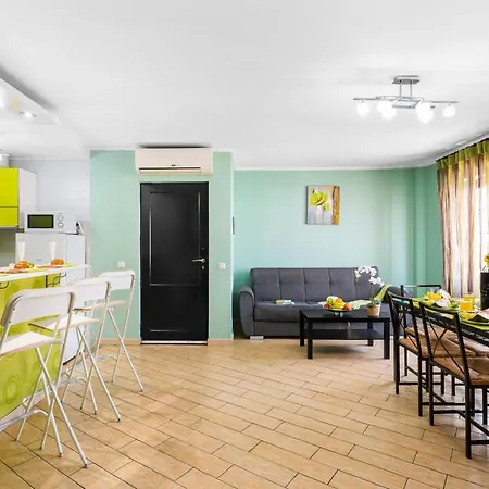556 Shopping Centre Pueblo Canario Apartment